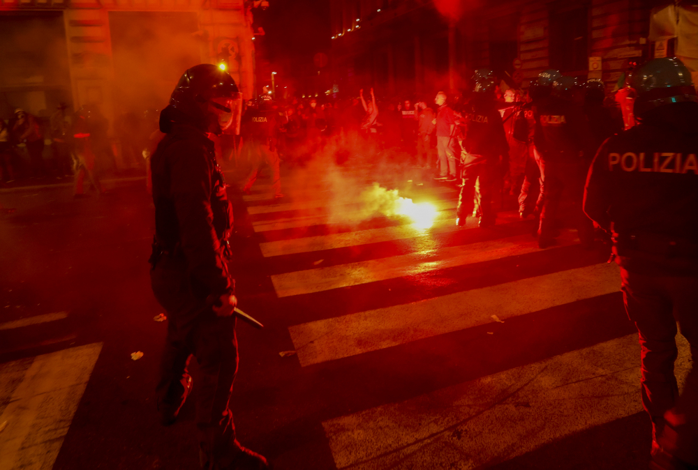 İtalya'da olaylı gece: Halk ve polis birbirine girdi! Çok sayıda yaralı var 1