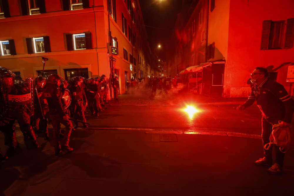 İtalya'da olaylı gece: Halk ve polis birbirine girdi! Çok sayıda yaralı var 11