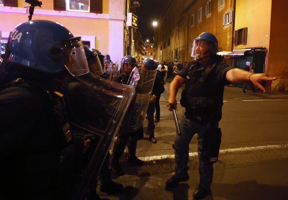 İtalya'da olaylı gece: Halk ve polis birbirine girdi! Çok sayıda yaralı var 12