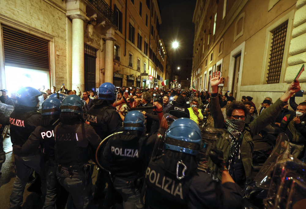 İtalya'da olaylı gece: Halk ve polis birbirine girdi! Çok sayıda yaralı var 15