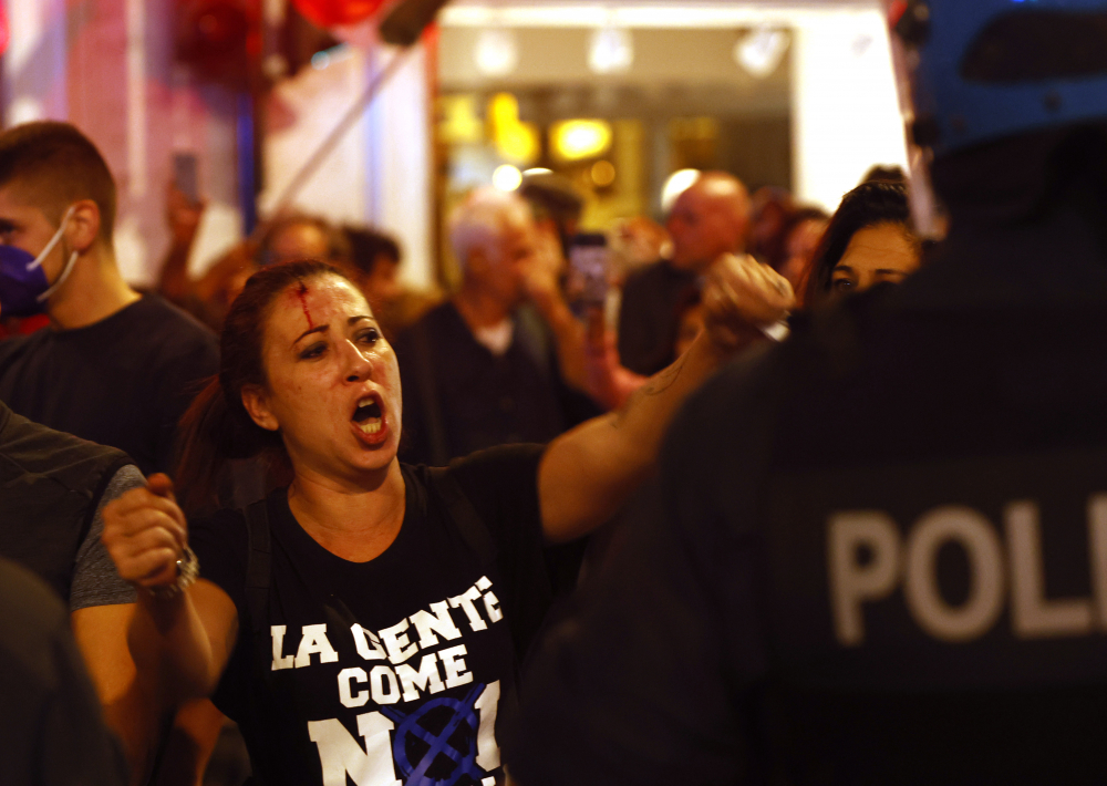 İtalya'da olaylı gece: Halk ve polis birbirine girdi! Çok sayıda yaralı var 16