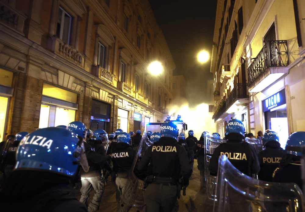 İtalya'da olaylı gece: Halk ve polis birbirine girdi! Çok sayıda yaralı var 17