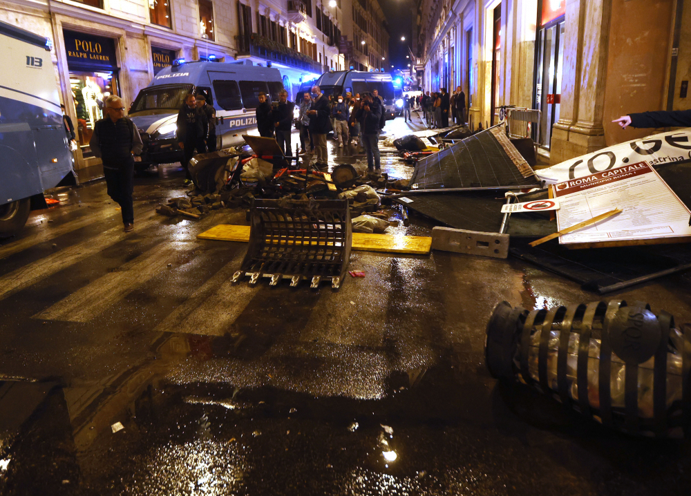 İtalya'da olaylı gece: Halk ve polis birbirine girdi! Çok sayıda yaralı var 3