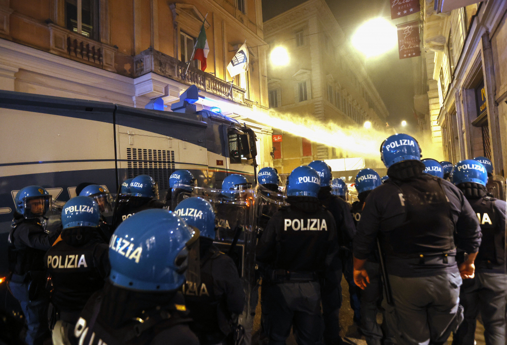 İtalya'da olaylı gece: Halk ve polis birbirine girdi! Çok sayıda yaralı var 4