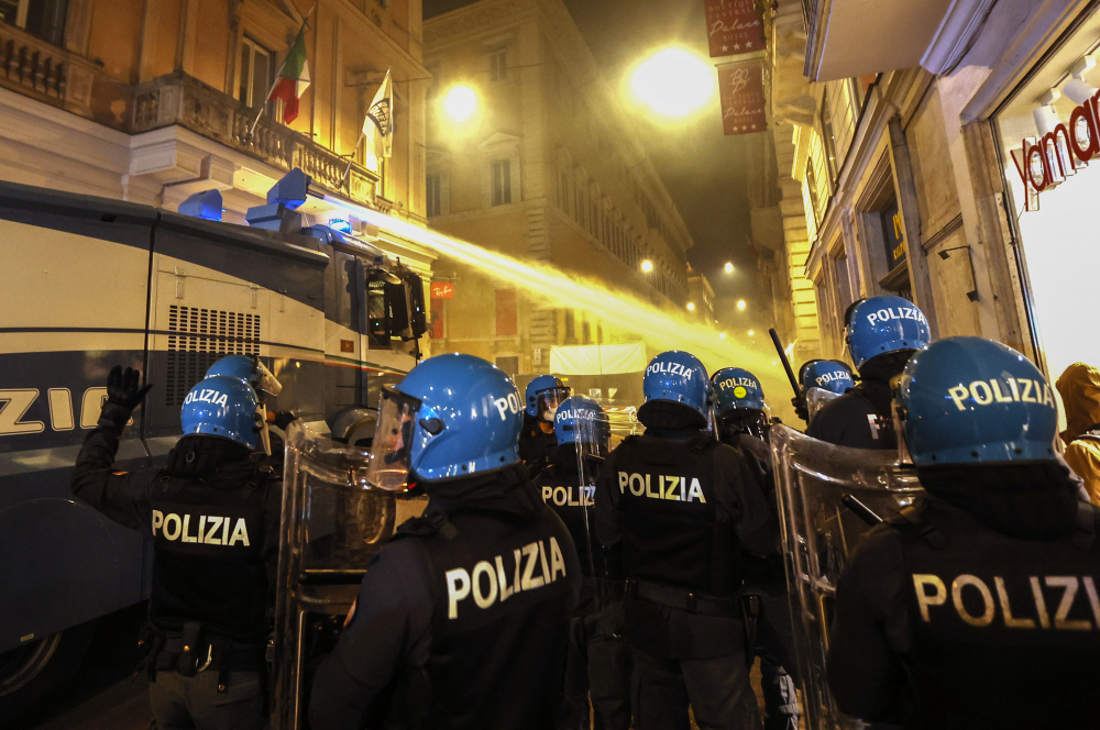 İtalya'da olaylı gece: Halk ve polis birbirine girdi! Çok sayıda yaralı var 5