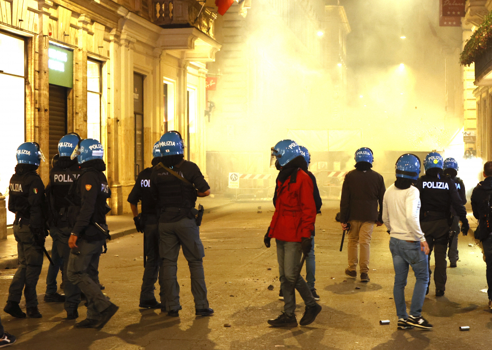 İtalya'da olaylı gece: Halk ve polis birbirine girdi! Çok sayıda yaralı var 6