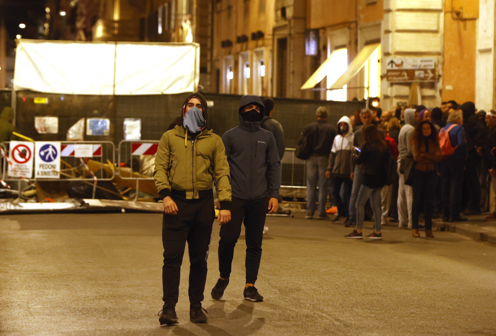 İtalya'da olaylı gece: Halk ve polis birbirine girdi! Çok sayıda yaralı var 8