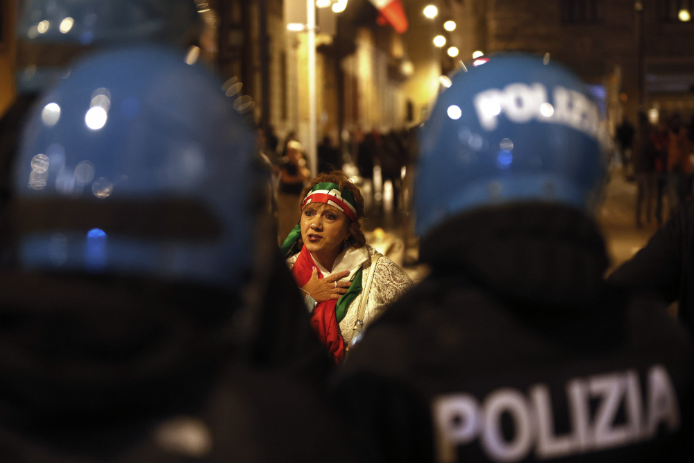 İtalya'da olaylı gece: Halk ve polis birbirine girdi! Çok sayıda yaralı var 9