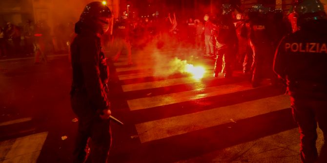 İtalya'da olaylı gece: Halk ve polis birbirine girdi! Çok sayıda yaralı var