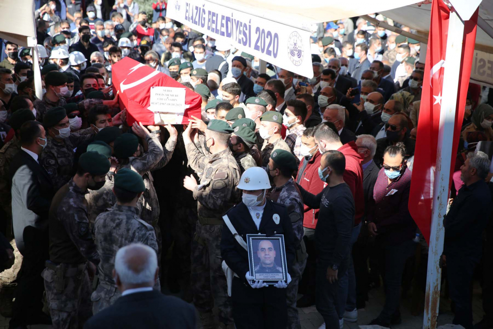 Elazığ şehidine gözyaşlarıyla veda etti! Şehit Cihat Şahin, düzenlenen cenaze töreniyle son yolculuğuna uğurlandı 1