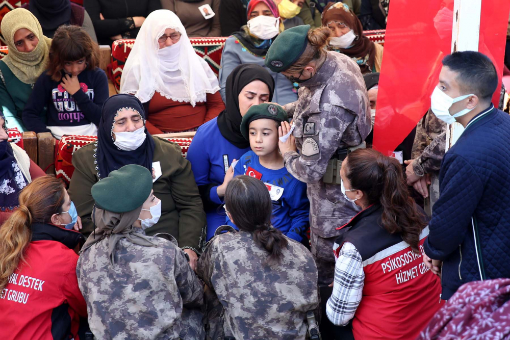 Elazığ şehidine gözyaşlarıyla veda etti! Şehit Cihat Şahin, düzenlenen cenaze töreniyle son yolculuğuna uğurlandı 10