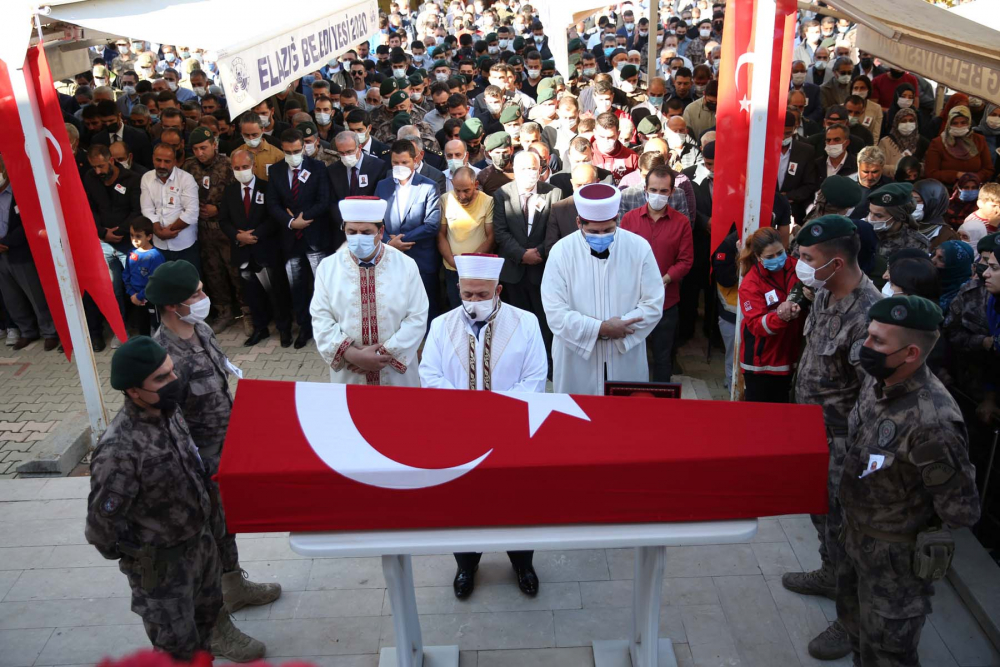 Elazığ şehidine gözyaşlarıyla veda etti! Şehit Cihat Şahin, düzenlenen cenaze töreniyle son yolculuğuna uğurlandı 15