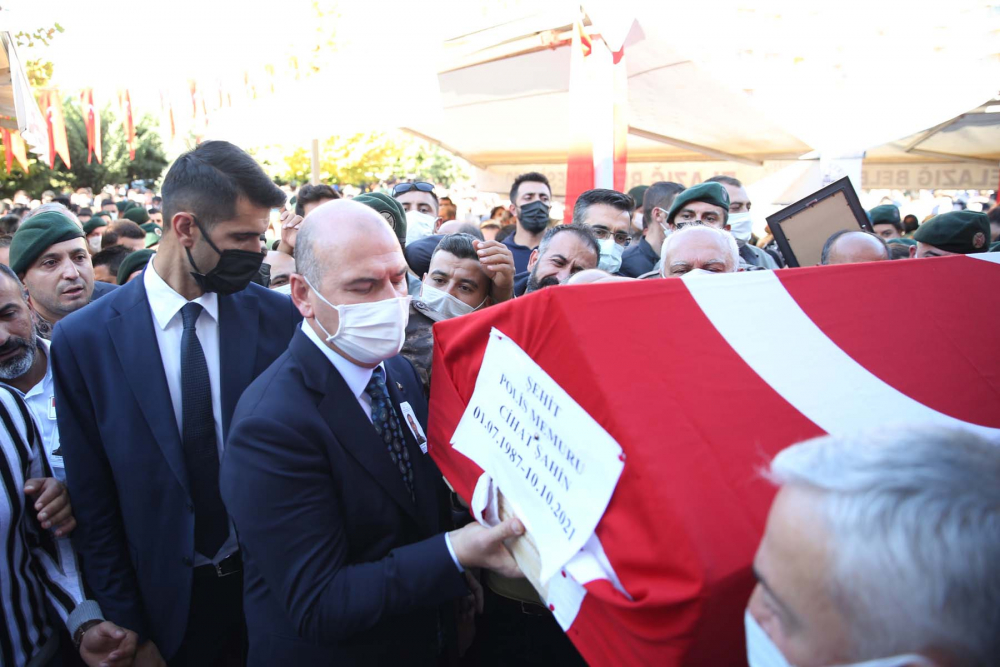 Elazığ şehidine gözyaşlarıyla veda etti! Şehit Cihat Şahin, düzenlenen cenaze töreniyle son yolculuğuna uğurlandı 16