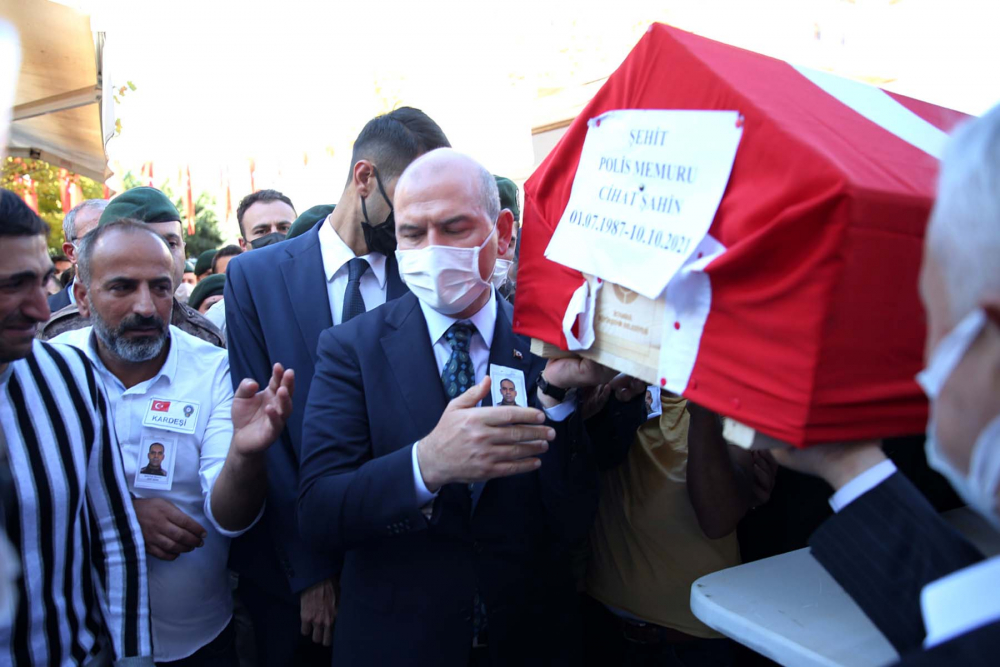 Elazığ şehidine gözyaşlarıyla veda etti! Şehit Cihat Şahin, düzenlenen cenaze töreniyle son yolculuğuna uğurlandı 17