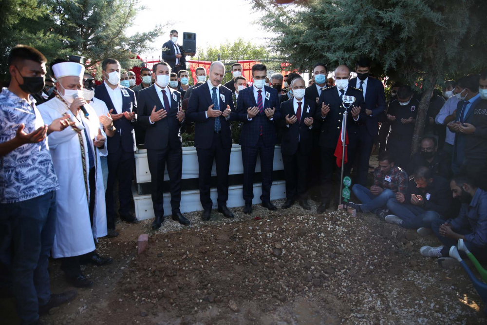 Elazığ şehidine gözyaşlarıyla veda etti! Şehit Cihat Şahin, düzenlenen cenaze töreniyle son yolculuğuna uğurlandı 21