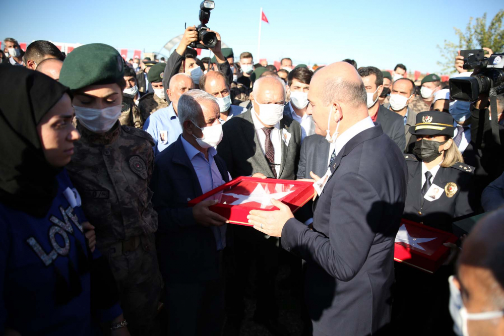 Elazığ şehidine gözyaşlarıyla veda etti! Şehit Cihat Şahin, düzenlenen cenaze töreniyle son yolculuğuna uğurlandı 22