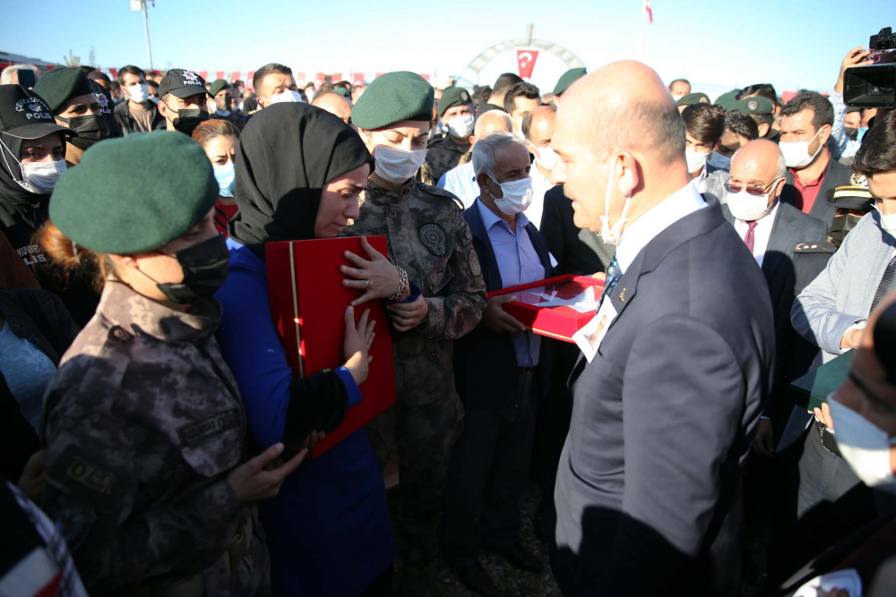 Elazığ şehidine gözyaşlarıyla veda etti! Şehit Cihat Şahin, düzenlenen cenaze töreniyle son yolculuğuna uğurlandı 23