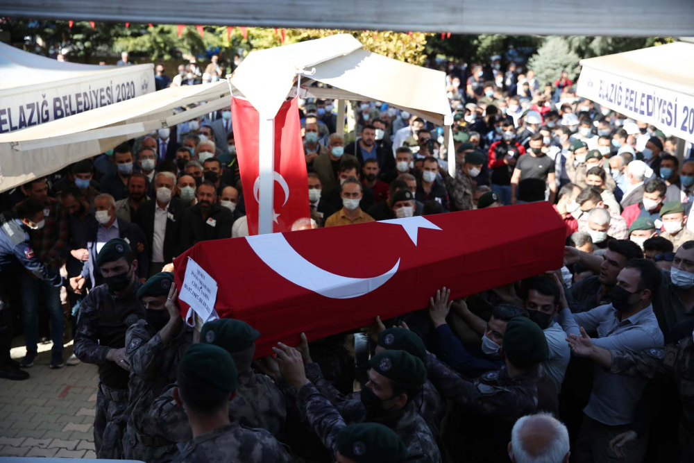 Elazığ şehidine gözyaşlarıyla veda etti! Şehit Cihat Şahin, düzenlenen cenaze töreniyle son yolculuğuna uğurlandı 3