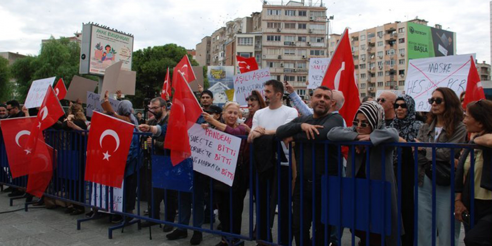 Aşı, PCR testi ve maske gereksiz mi? İzmir'de aşı karşıtlarından akılalmaz sloganlar 3