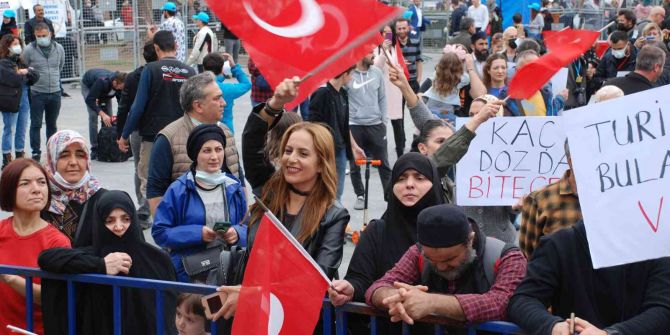 Aşı, PCR testi ve maske gereksiz mi? İzmir'de aşı karşıtlarından akılalmaz sloganlar