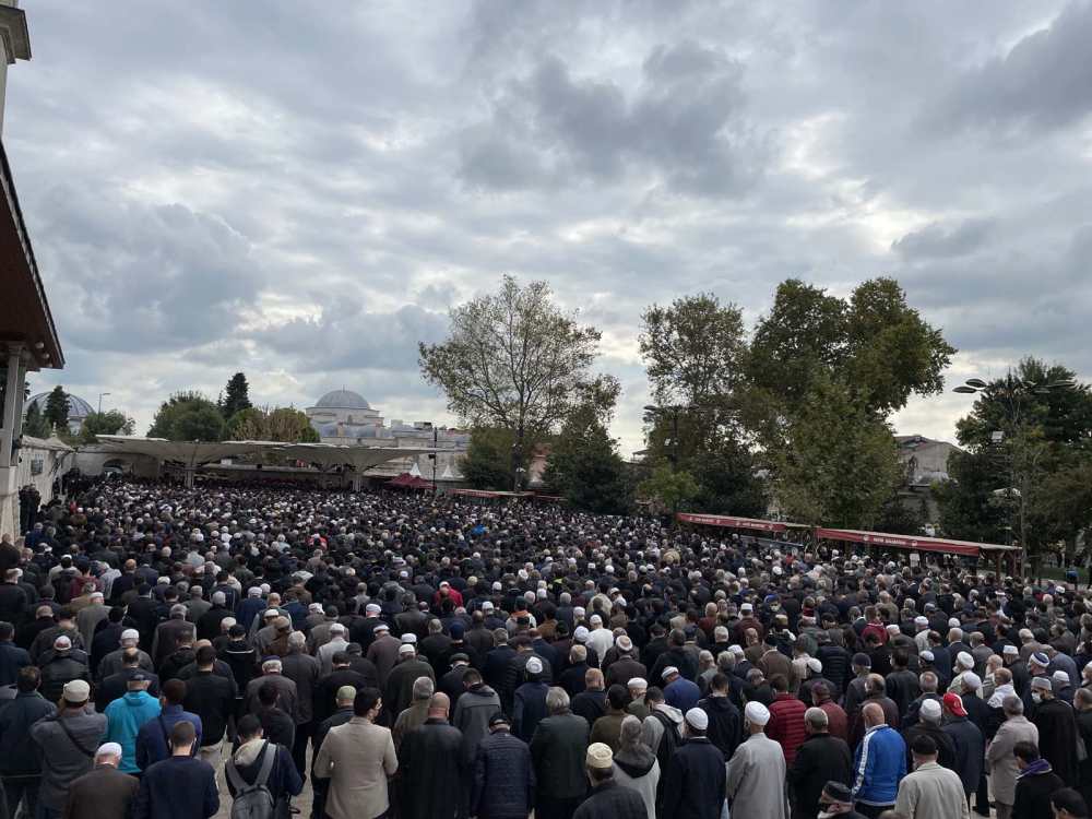 Sevenleri ve devlet erkanı cenazesine akın etti! Milli SİHA'ların öncüsü Özdemir Bayraktar için cenaze töreniyle son yolculuğuna uğurlandı 15