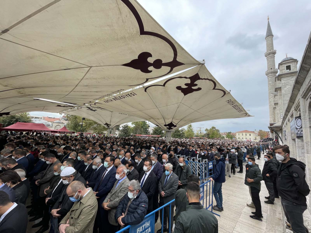 Sevenleri ve devlet erkanı cenazesine akın etti! Milli SİHA'ların öncüsü Özdemir Bayraktar için cenaze töreniyle son yolculuğuna uğurlandı 19