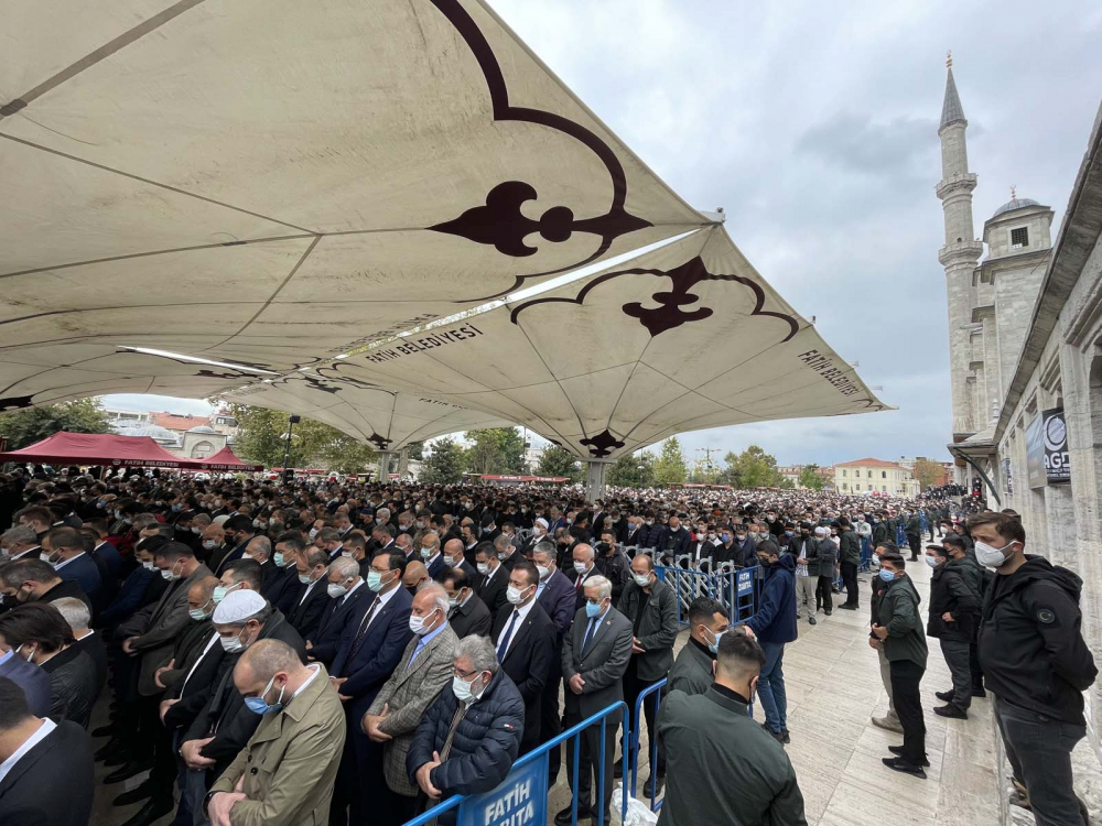 Sevenleri ve devlet erkanı cenazesine akın etti! Milli SİHA'ların öncüsü Özdemir Bayraktar için cenaze töreniyle son yolculuğuna uğurlandı 20