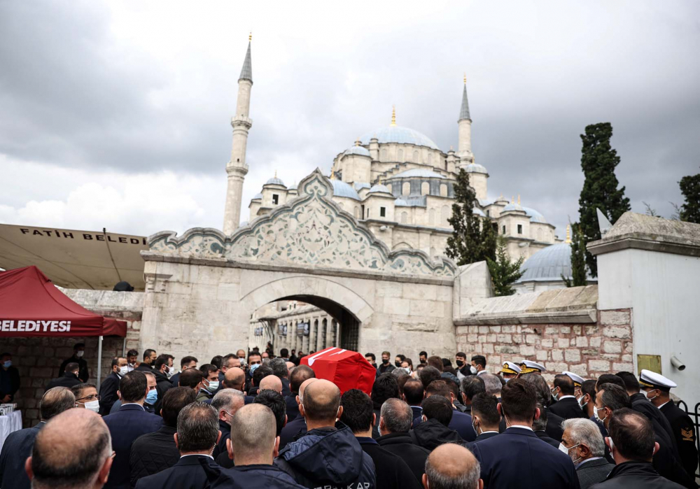 Sevenleri ve devlet erkanı cenazesine akın etti! Milli SİHA'ların öncüsü Özdemir Bayraktar için cenaze töreniyle son yolculuğuna uğurlandı 7