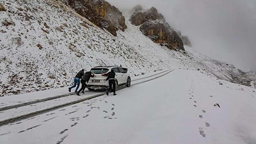 Van'da kar sürprizi! Hazırlıksız yakalandılar, yolda mahsur kaldılar! 1