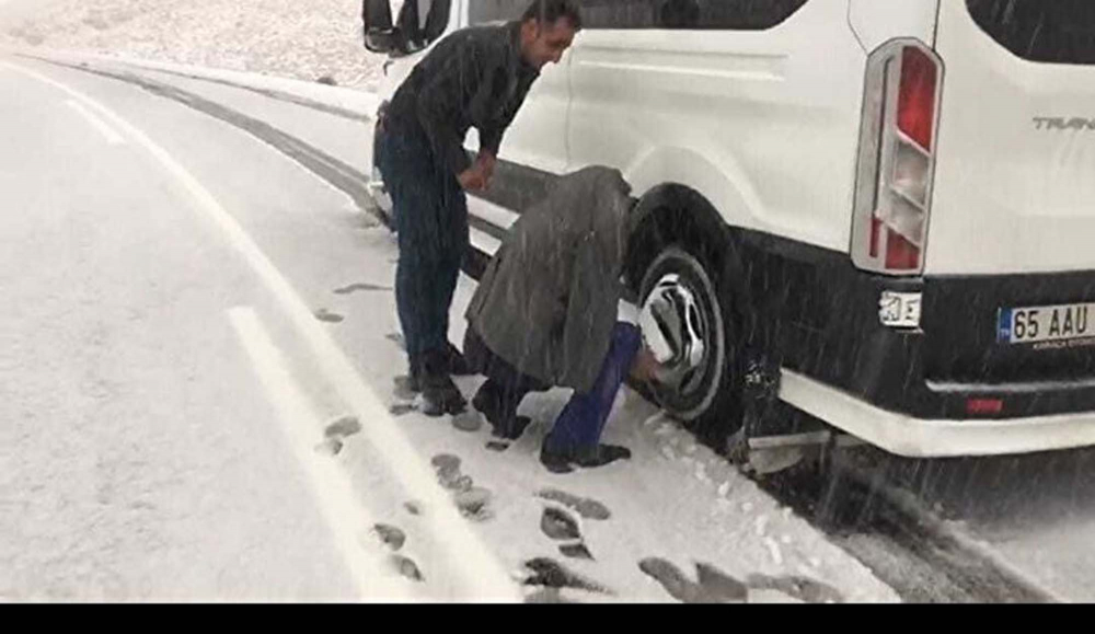 Van'da kar sürprizi! Hazırlıksız yakalandılar, yolda mahsur kaldılar! 4