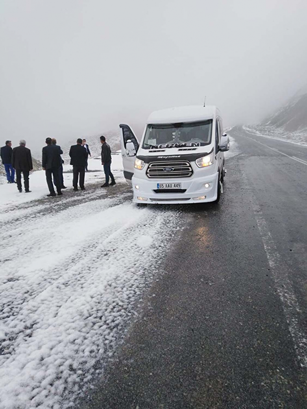 Van'da kar sürprizi! Hazırlıksız yakalandılar, yolda mahsur kaldılar! 5