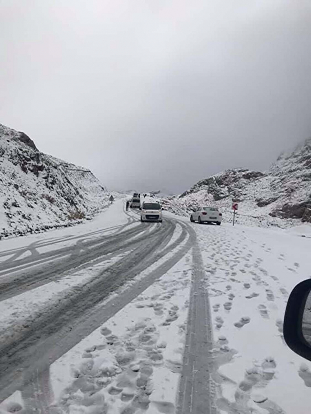 Van'da kar sürprizi! Hazırlıksız yakalandılar, yolda mahsur kaldılar! 6