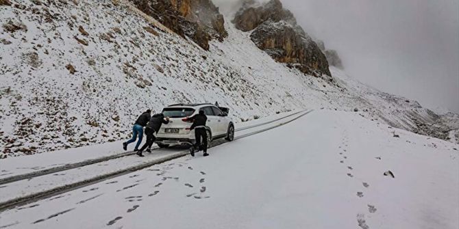 Van'da kar sürprizi! Hazırlıksız yakalandılar, yolda mahsur kaldılar!