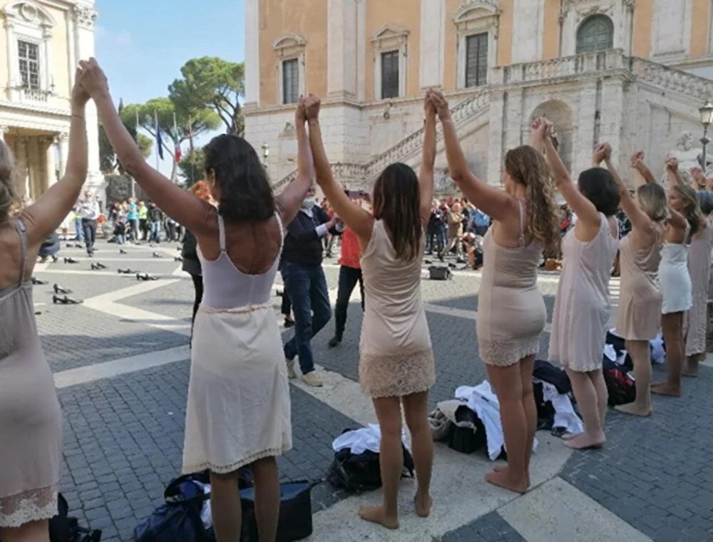 Alitalia uçuş görevlileri havayolu şirketini soyunarak protesto etti! Yeni kurulan şirketin düşük ücretle işçi almasına tepki gösterdiler 1