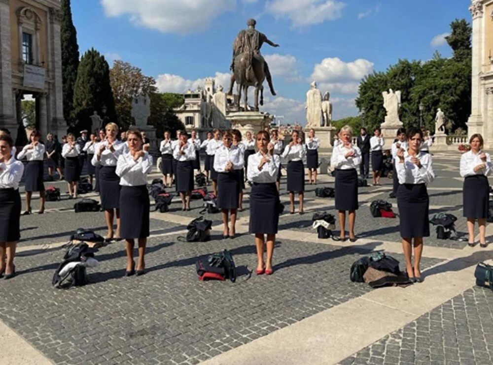 Alitalia uçuş görevlileri havayolu şirketini soyunarak protesto etti! Yeni kurulan şirketin düşük ücretle işçi almasına tepki gösterdiler 4