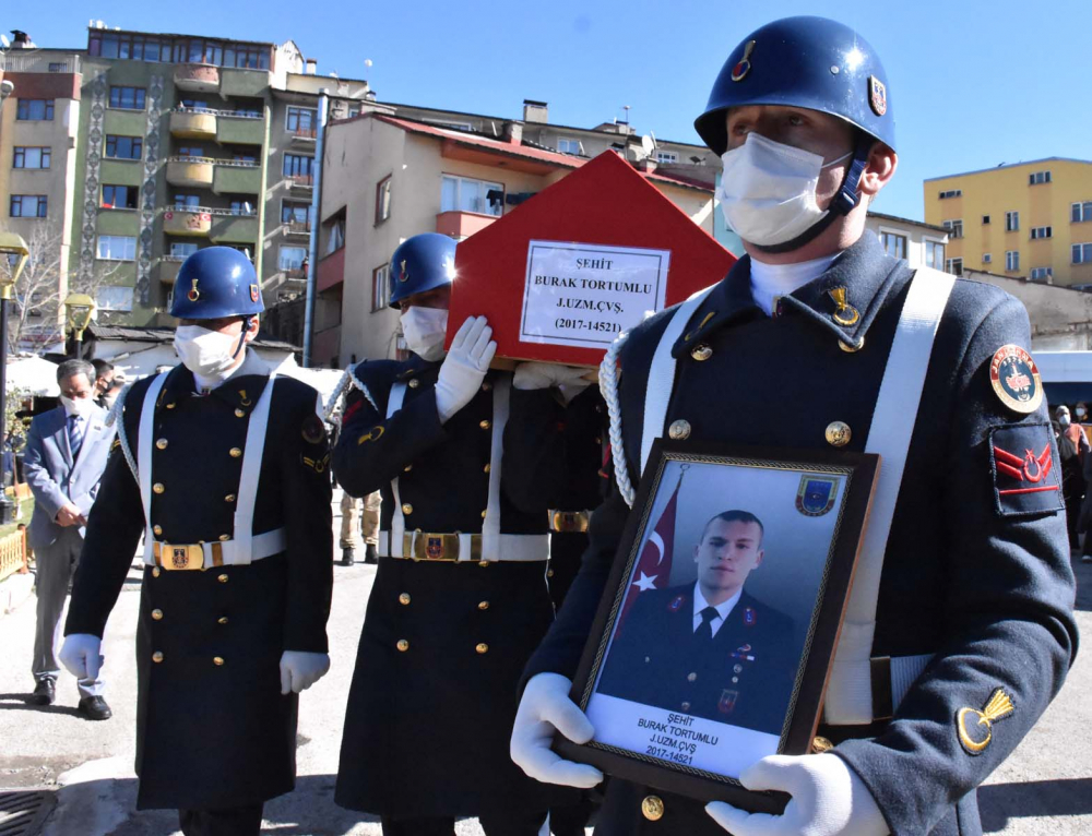 Geride acılı bir eş ve 7 aylık kızı İkra Deren'i bıraktı! Şehit Uzman Çavuş Burak Tortumlu son yolculuğuna uğurlandı 1