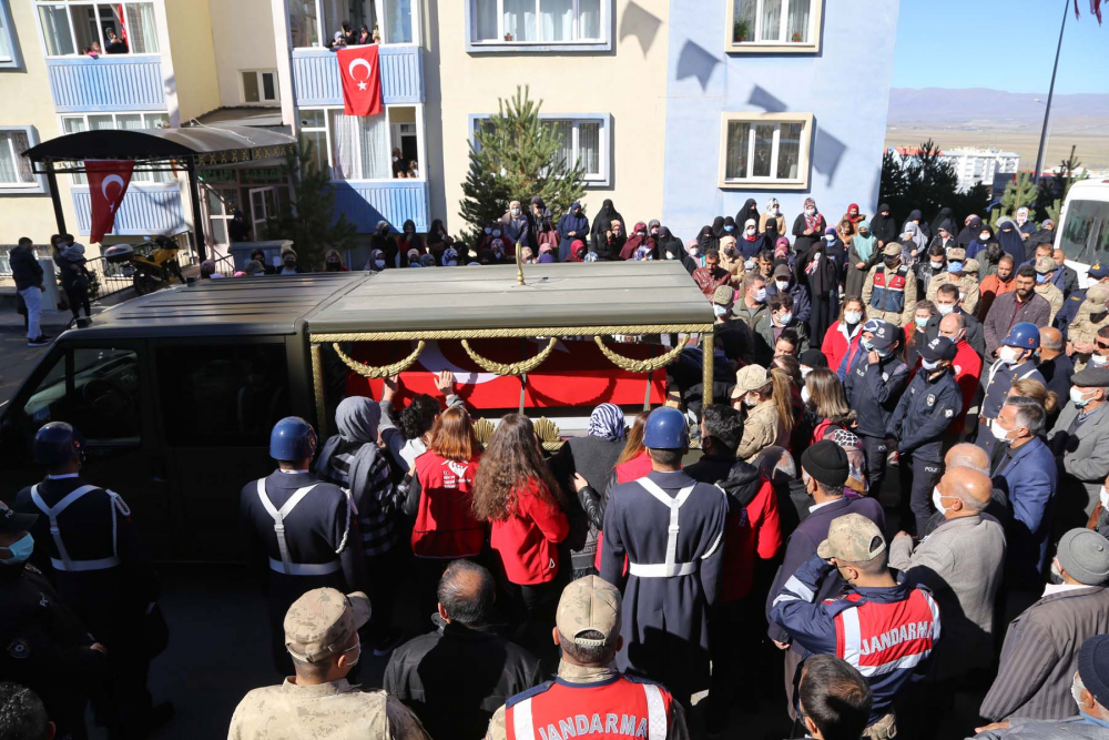 Geride acılı bir eş ve 7 aylık kızı İkra Deren'i bıraktı! Şehit Uzman Çavuş Burak Tortumlu son yolculuğuna uğurlandı 10