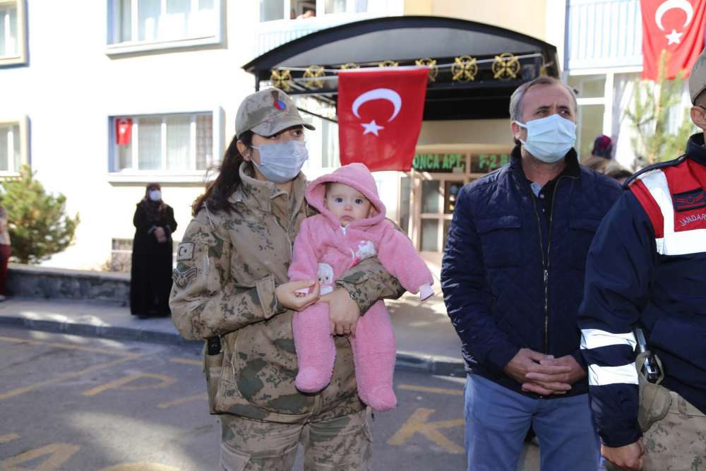 Geride acılı bir eş ve 7 aylık kızı İkra Deren'i bıraktı! Şehit Uzman Çavuş Burak Tortumlu son yolculuğuna uğurlandı 12