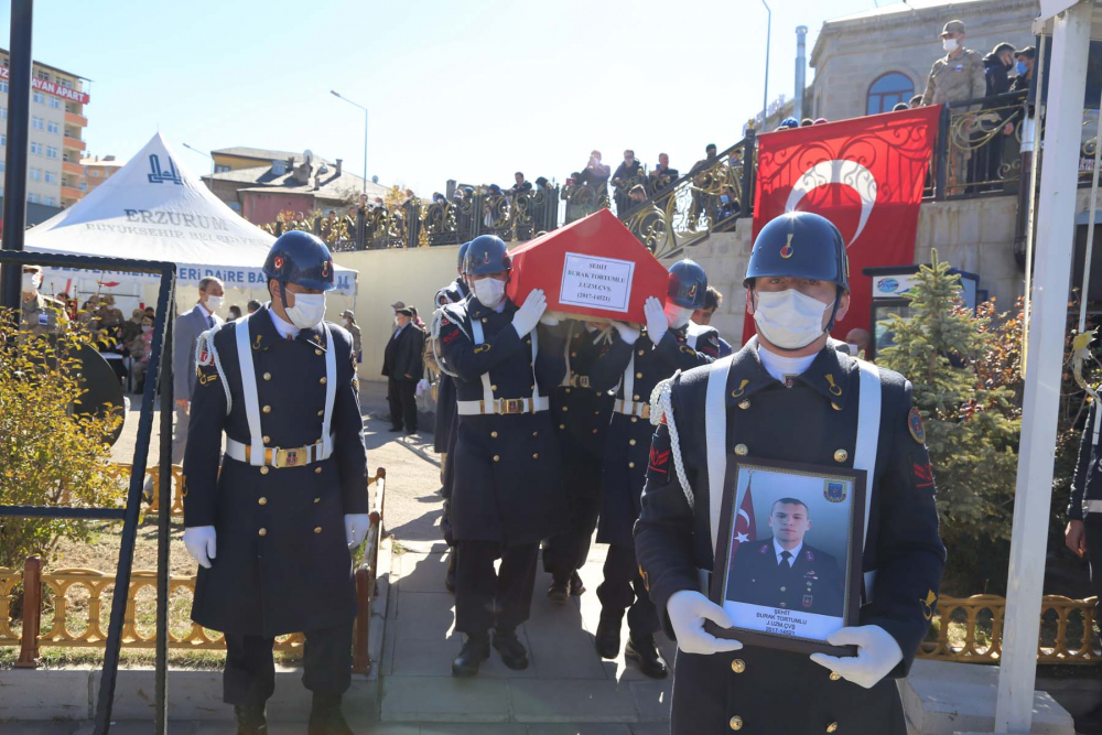 Geride acılı bir eş ve 7 aylık kızı İkra Deren'i bıraktı! Şehit Uzman Çavuş Burak Tortumlu son yolculuğuna uğurlandı 14