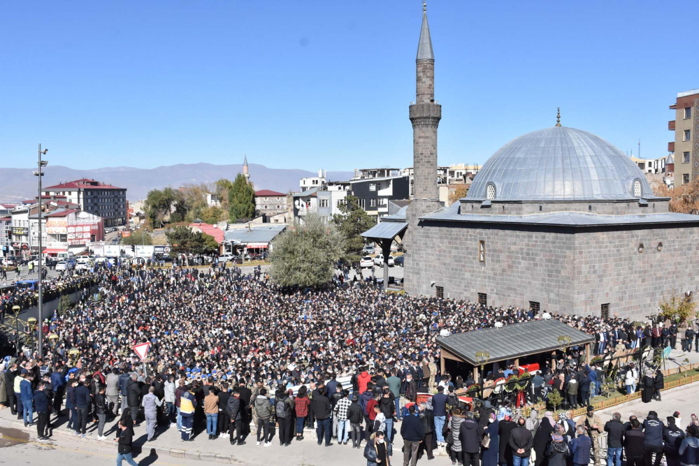 Geride acılı bir eş ve 7 aylık kızı İkra Deren'i bıraktı! Şehit Uzman Çavuş Burak Tortumlu son yolculuğuna uğurlandı 4