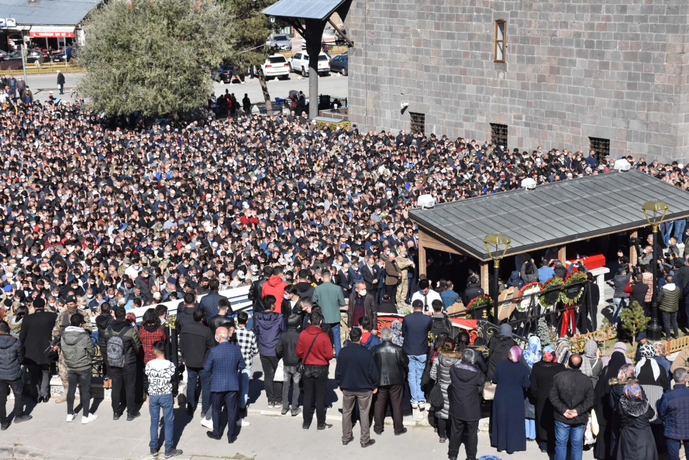 Geride acılı bir eş ve 7 aylık kızı İkra Deren'i bıraktı! Şehit Uzman Çavuş Burak Tortumlu son yolculuğuna uğurlandı 5