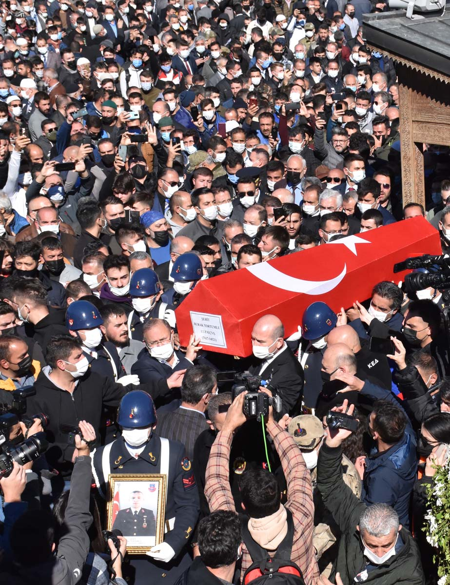 Geride acılı bir eş ve 7 aylık kızı İkra Deren'i bıraktı! Şehit Uzman Çavuş Burak Tortumlu son yolculuğuna uğurlandı 7