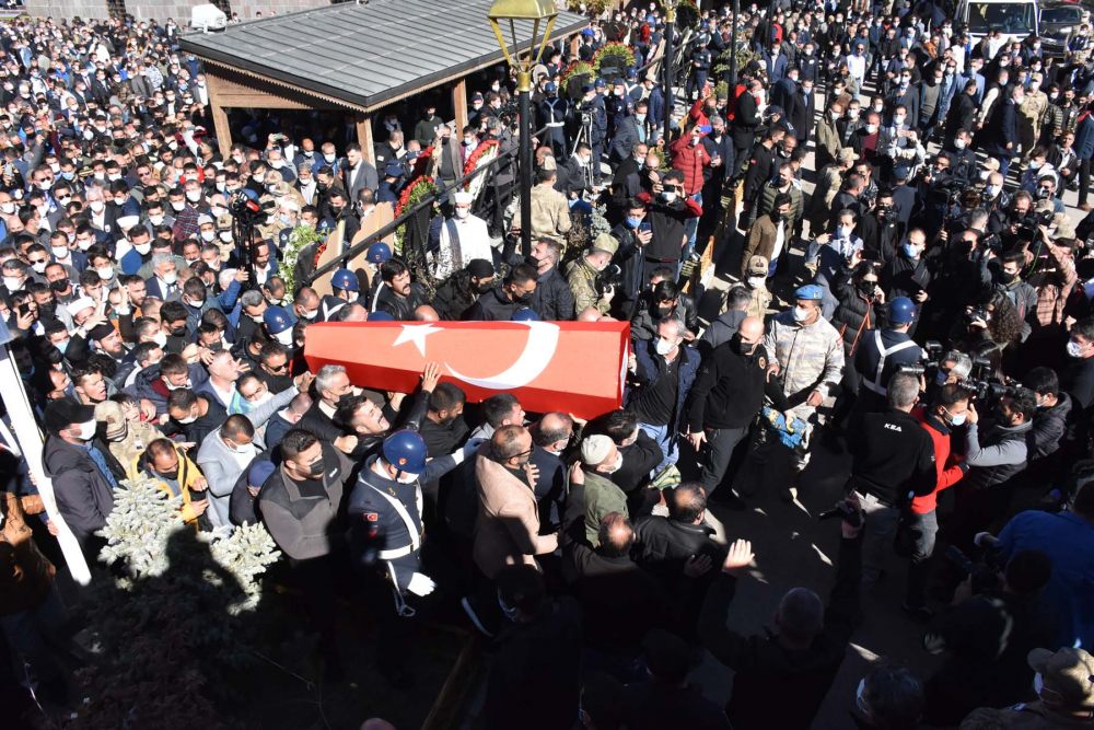 Geride acılı bir eş ve 7 aylık kızı İkra Deren'i bıraktı! Şehit Uzman Çavuş Burak Tortumlu son yolculuğuna uğurlandı 8