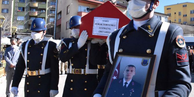 Geride acılı bir eş ve 7 aylık kızı İkra Deren'i bıraktı! Şehit Uzman Çavuş Burak Tortumlu son yolculuğuna uğurlandı