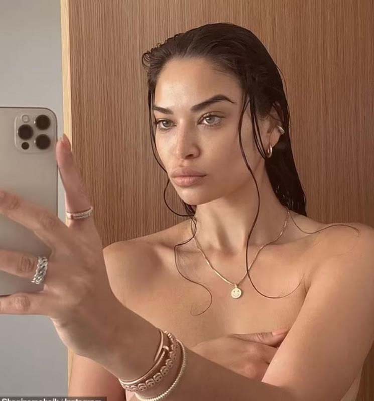 Shanina Shaik duş paylaşımıyla nefes kesti! Üstsüz poz veren mankenin fotoğrafına beğeni yağdı! 2