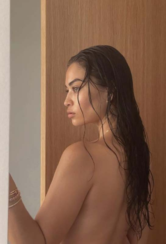 Shanina Shaik duş paylaşımıyla nefes kesti! Üstsüz poz veren mankenin fotoğrafına beğeni yağdı! 4