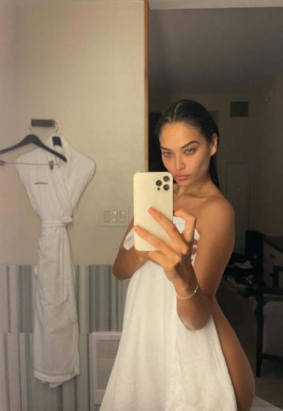 Shanina Shaik duş paylaşımıyla nefes kesti! Üstsüz poz veren mankenin fotoğrafına beğeni yağdı! 5