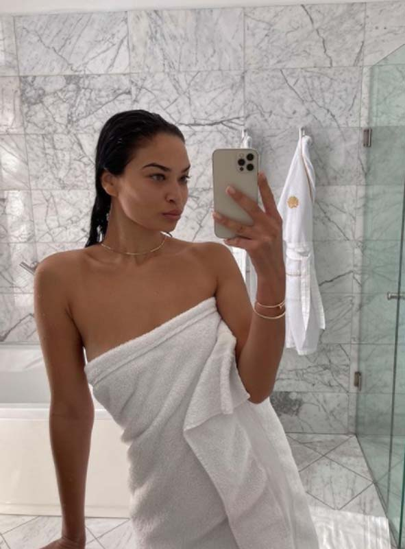 Shanina Shaik duş paylaşımıyla nefes kesti! Üstsüz poz veren mankenin fotoğrafına beğeni yağdı! 6