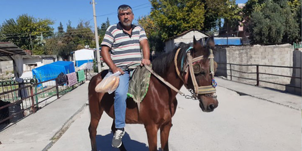 Akaryakıt zammı sonrası yaptığıyla şaşırttı! At alan adamdan dikkat çeken sözler: Ne vergisi ne pulu var 4