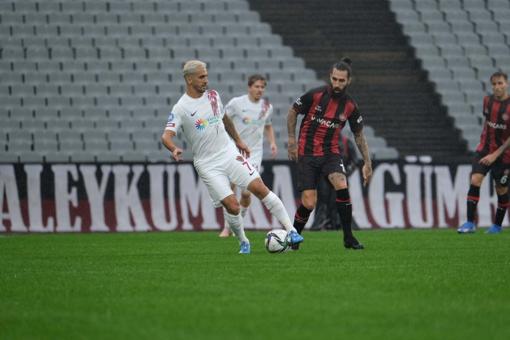 Süper Lig'de ilginç anlar! Yağmur yağdı, sahadaki çizgiler silindi! 2